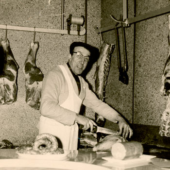 Charles Savy dans la boucherie familiale en 1950